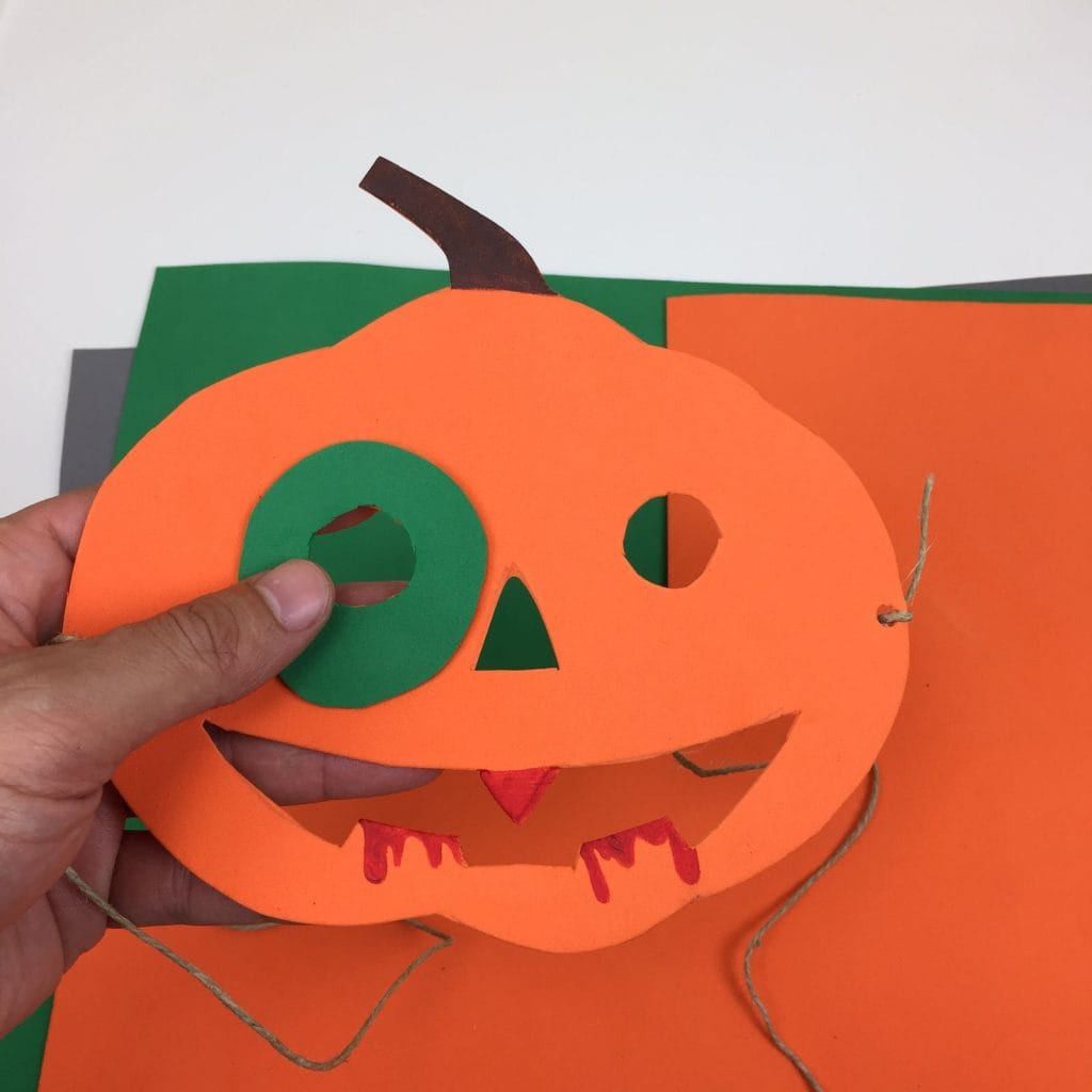 mascara de una calabaza hecha con goma eva