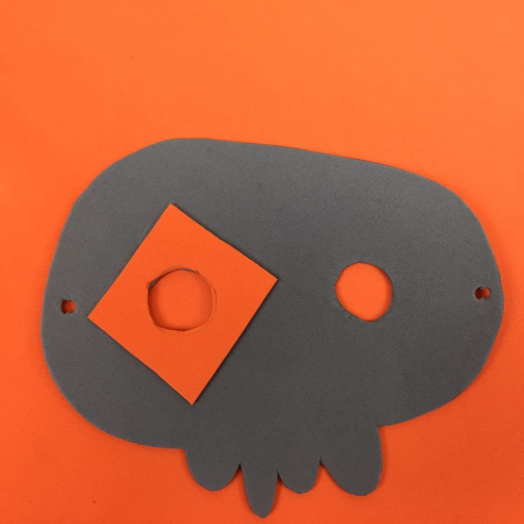 mascara de una calavera hecha con goma eva