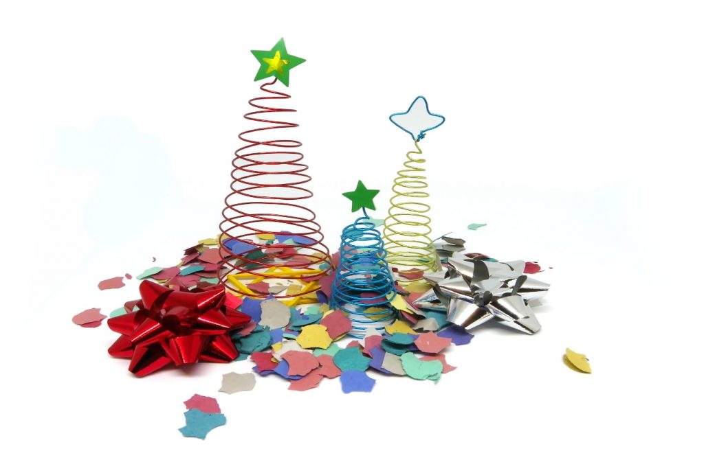 arboles de navidad hechos con alambre de colores para manualidades