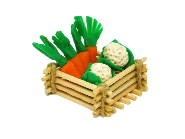 miniatura decorativa de una cesta con hortalizas hechas con plastilina jovi