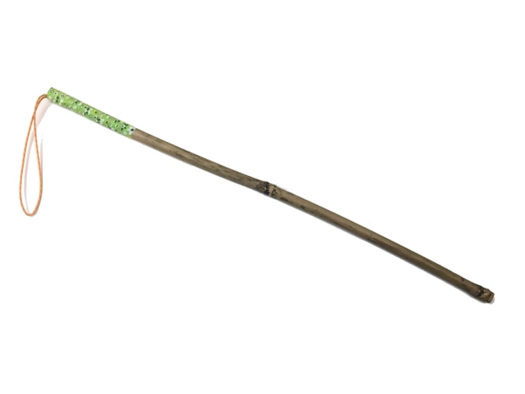 baston para senderismo hecho con una caña de bambu