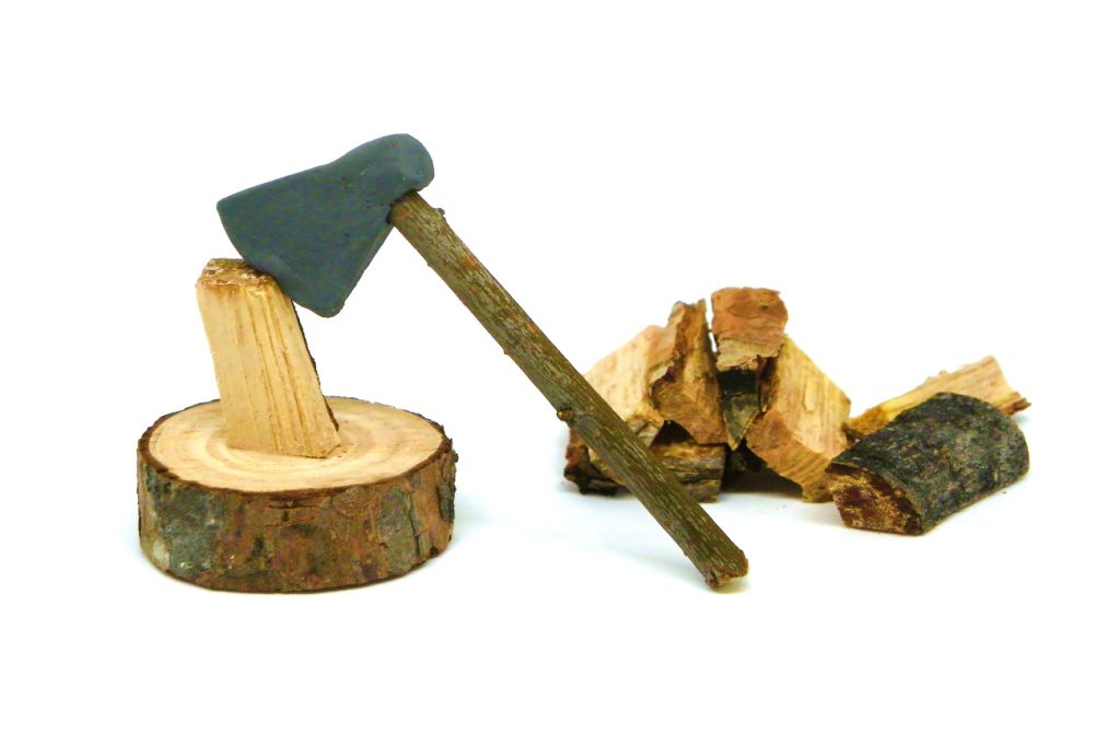 miniatura decorativa de un hacha de leñador para el belen