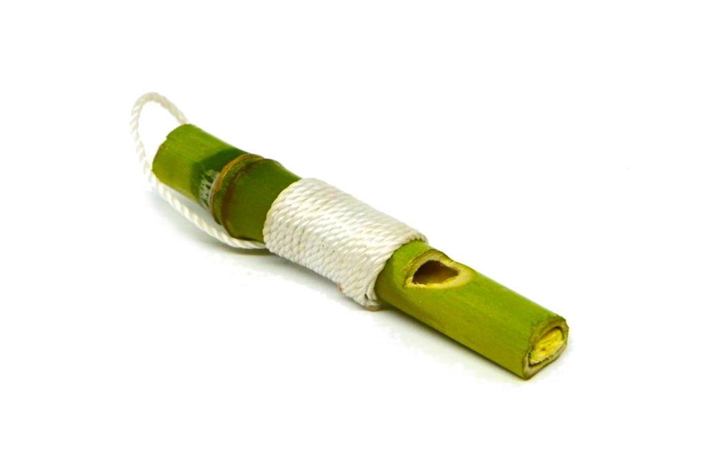silbato llavero hecho con caña de bambu y cuerda de nylon