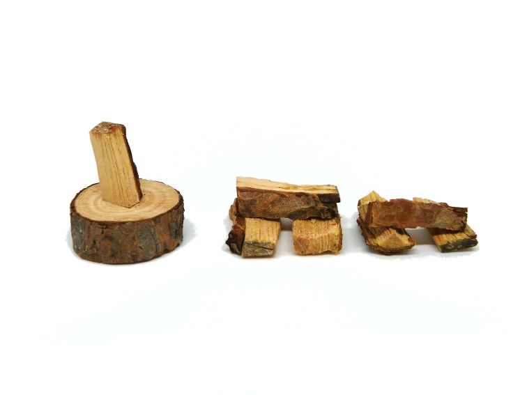 tocones de madera para hacer miniatura decorativa de un hacha