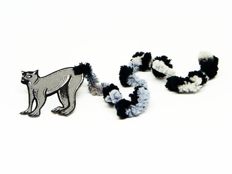 marcapaginas de un lemur hecho con goma eva y lana