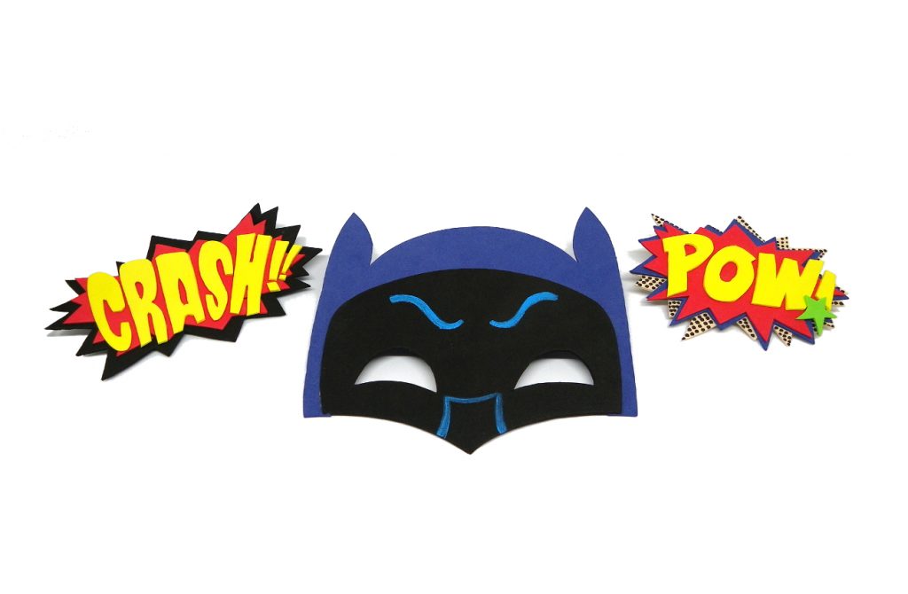 mascara de batman y onomatopeyas de comic hechas con goma eva de colores