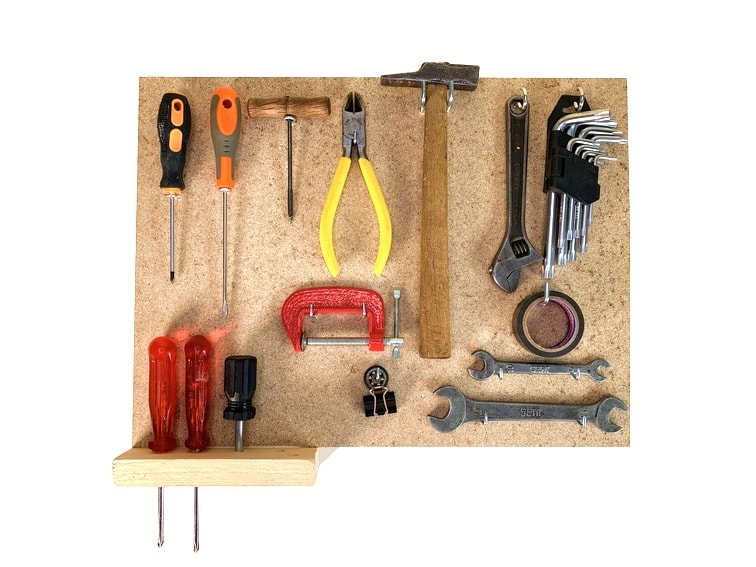 panel para herramientas hecho con una plancha de madera