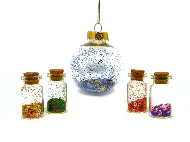 adornos caseros frascos de cristal y bola de Navidad decorados con purpurinas