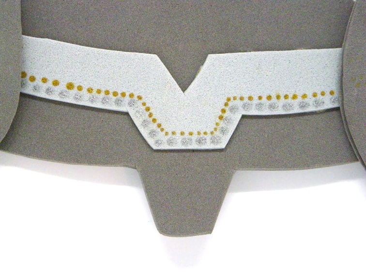 detalles del casco de thor hechos con rotulador permanente plateado