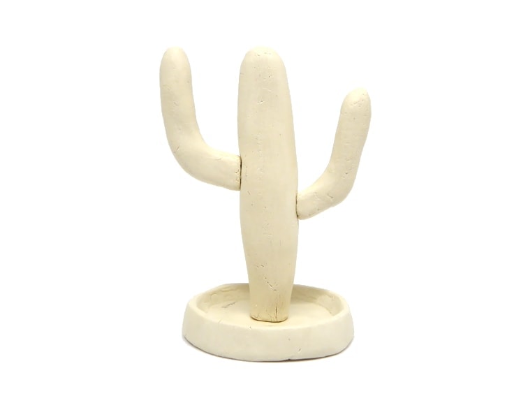 portajoyas con forma de cactus modelado con pasta blanca de jovi