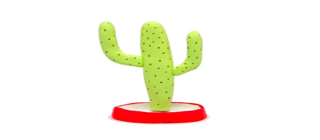 portajoyas con forma de cactus saguaro gigante hecho con pasta para modelar de jovi