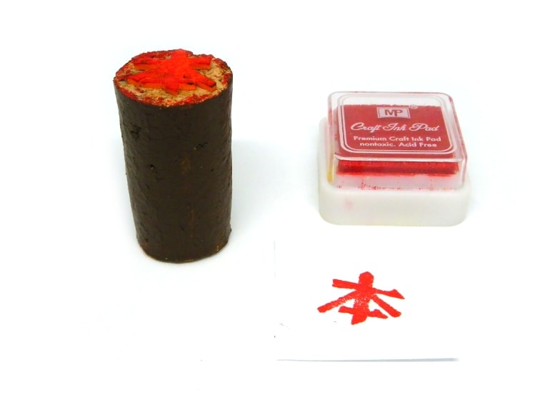 sello para estampar hecho con un tapon de corcho y goma eva con caracter japones