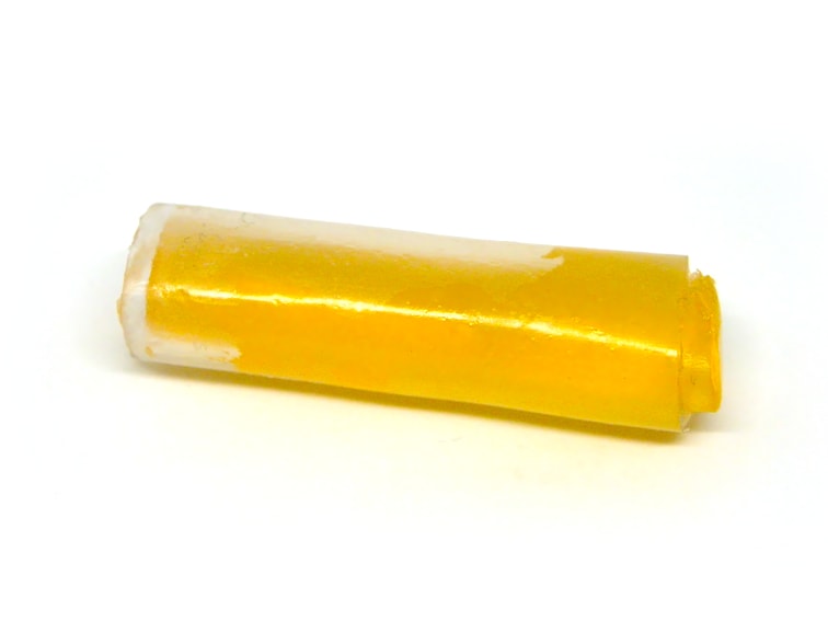 trozo de tubo de plastico utilizado como molde para hacer pequeñas pastillas de jabon