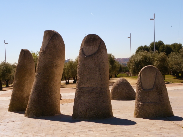 escultura dedos de mario irarrazaval en el parque juan carlos I