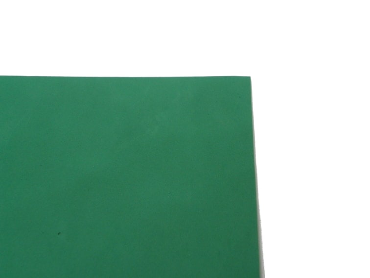 goma eva de color verde para forrar el soporte de carton para el monitor