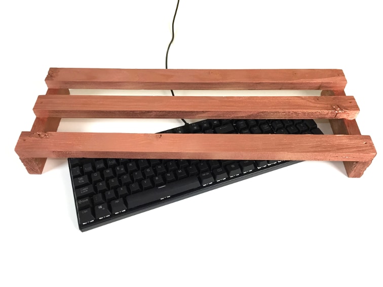soporte para monitor hecho con listones de madera de un pale