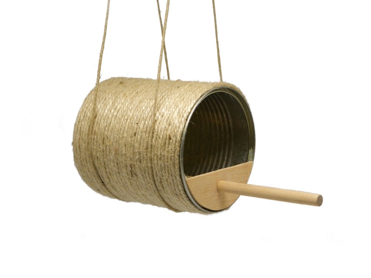 comedero para pajaros hecho con una lata de metal, cuerda de yute y madera