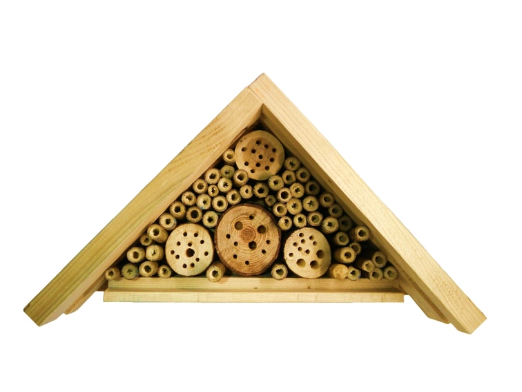 hotel de insectos beneficiosos hecho con listones de madera y caña de bambu