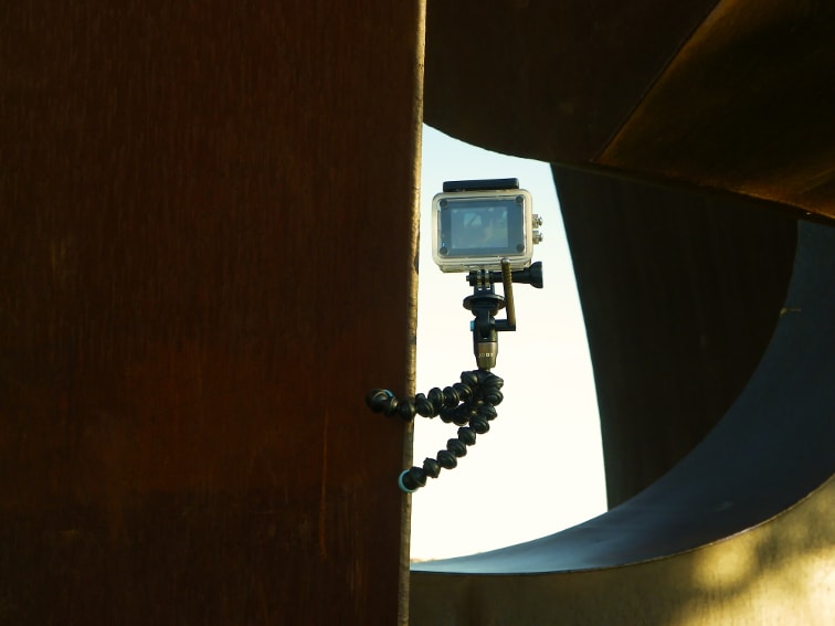 tripode joby griptight gorillapod video magnetico enganchado en una escultura de metal oxidado