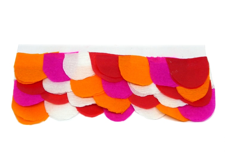 cuatro filas de escamas de colores hechas con papel crespon para hacer bandera koinobori