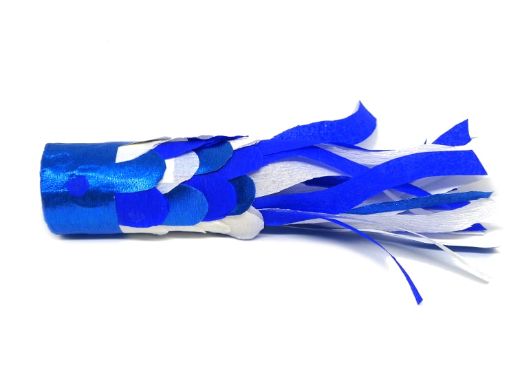carpa koi azul hecha con rollos de carton y papel crespon para hacer bandera koinobori