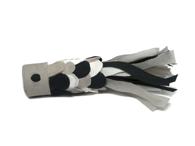 carpa koi negra hecha con rollos de carton y papel crespon para hacer bandera koinobori