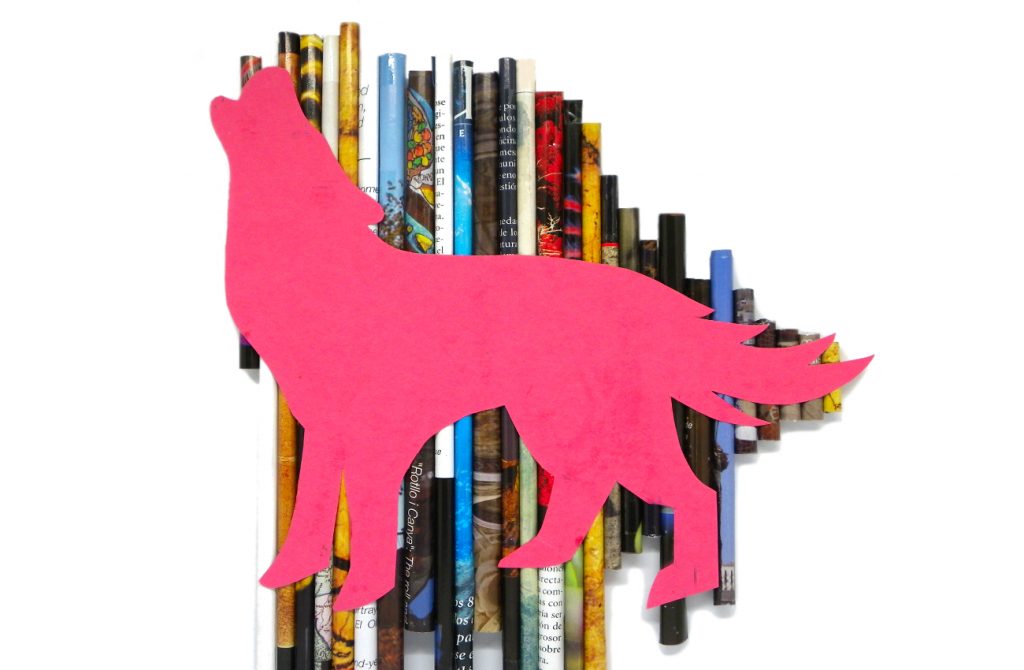 figura decorativa de un lobo aullando hecha con cartulina y rollos de papel de revista