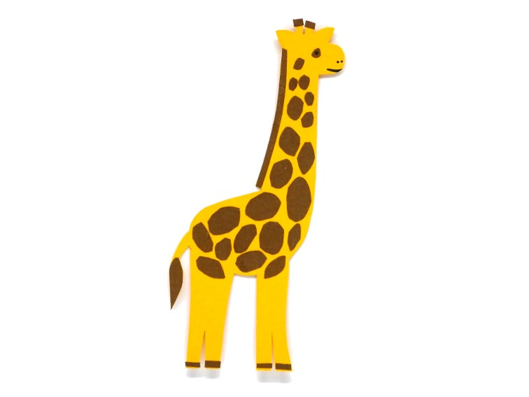 marcapaginas de una jirafa hecho con cartulinas de colores