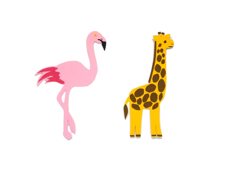 marcapaginas de una jirafa y un flamenco hechos con cartulinas de colores