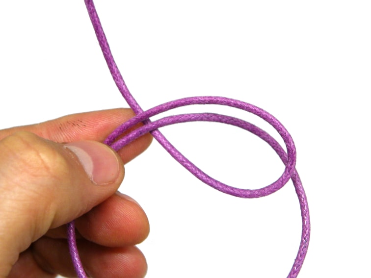 segunda manera de hacer nudo corredizo, formar bucle y pasar el extremo del cordo por debajo del cordon