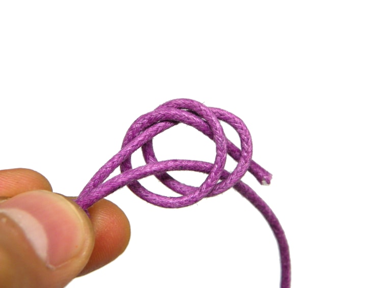 segunda manera de hacer nudo corredizo, introducir el extremo del cordon por el interior de los dos bucles