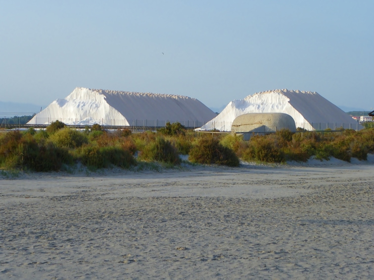 montañas de sal y nido de ametralladoras en la zona del tamarit santa pola
