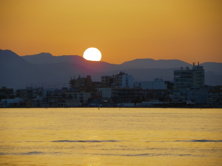 puesta de sol vista desde el puerto de santa pola