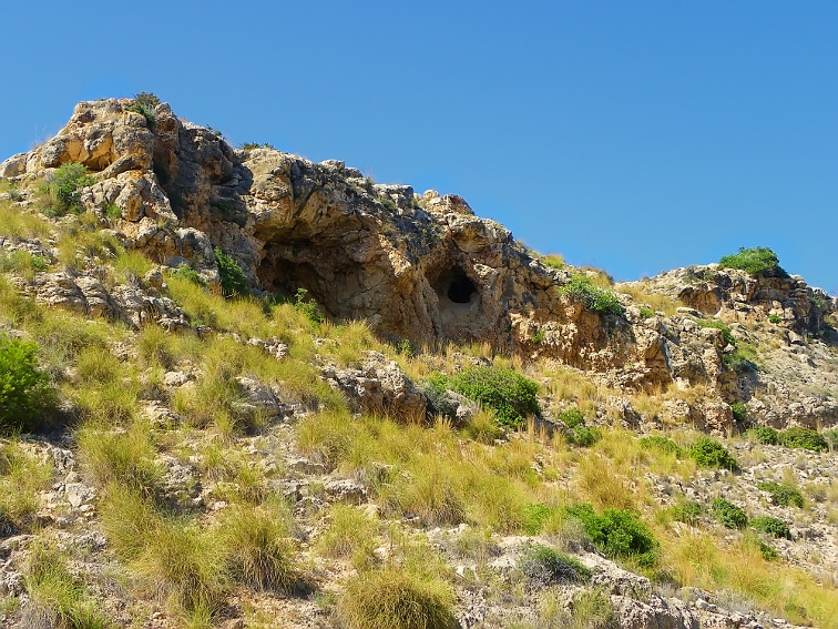 vista de un pico con cueva y concavidad en el barranco de la tia amalia sierra de santa pola