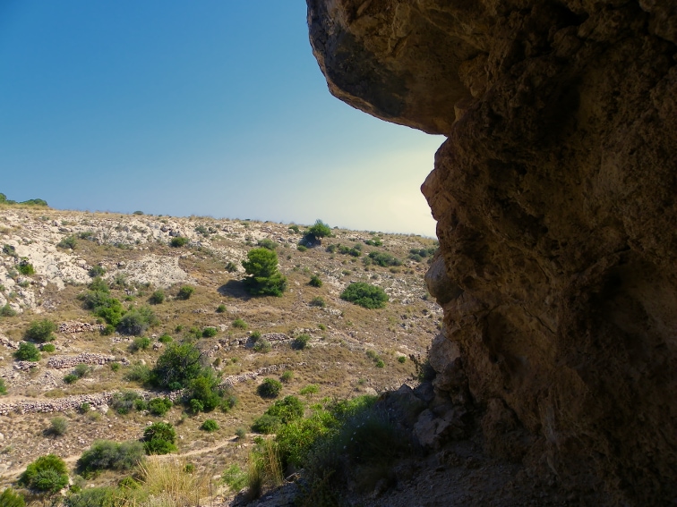 vista del barranco de la tia amalia desde el interior de una pequeña cueva santa pola