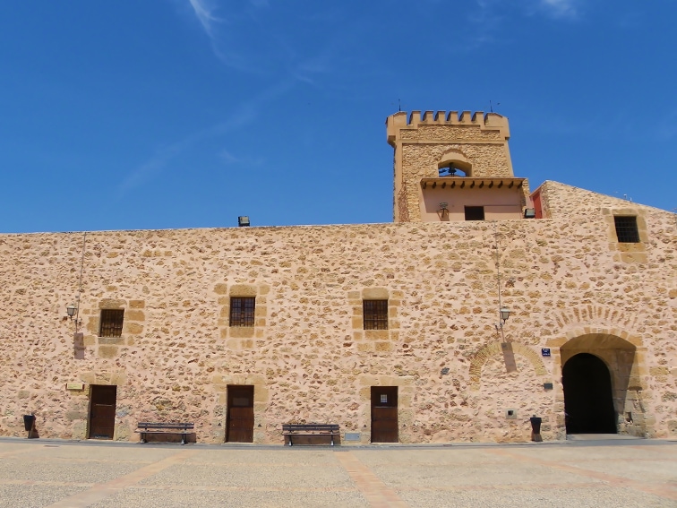 vista desde la plaza del castillo fortaleza de santa pola