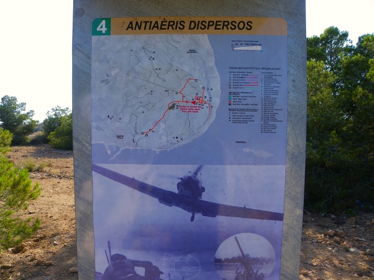 cartel informativo de los restos de un antiaereo en la sierra y cabo de santa pola