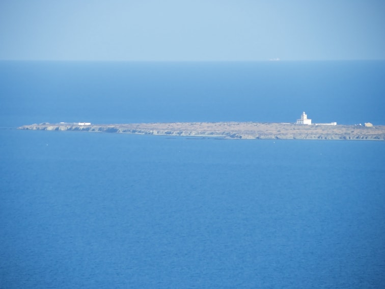 parte de la isla de tabarca vista desde el mirador flotante del cabo de santa pola