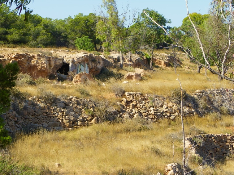restos de paredes de roca y pequeña cueva situados en la fulla rotja en la sierra de santa pola