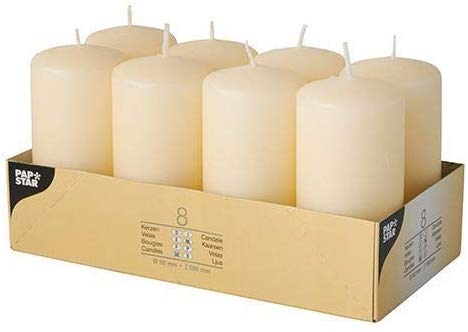 8 velas color crema con un diámetro de 50 x 100 mm