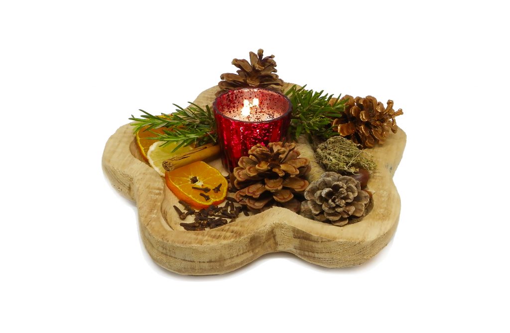 centro de mesa aromatico elaborado con un bol de madera fruta seca hierbas aromaticas y especias piñas y otros ornamentos
