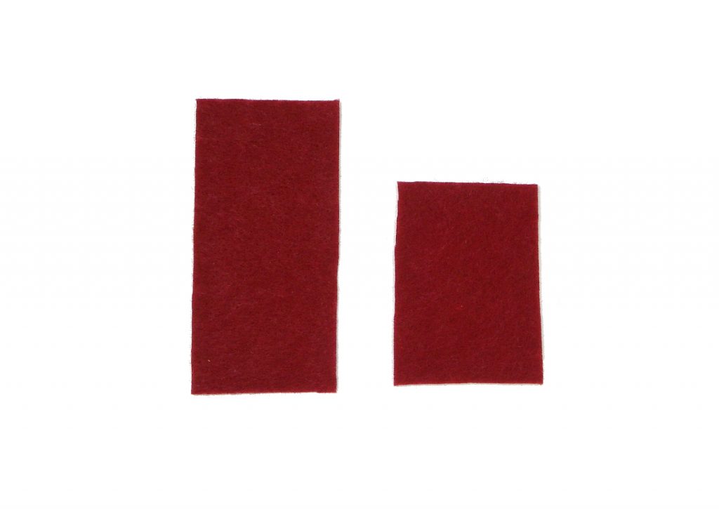 dos trozos de fieltro de color rojo carmesi para hacer porta cubietos navideño