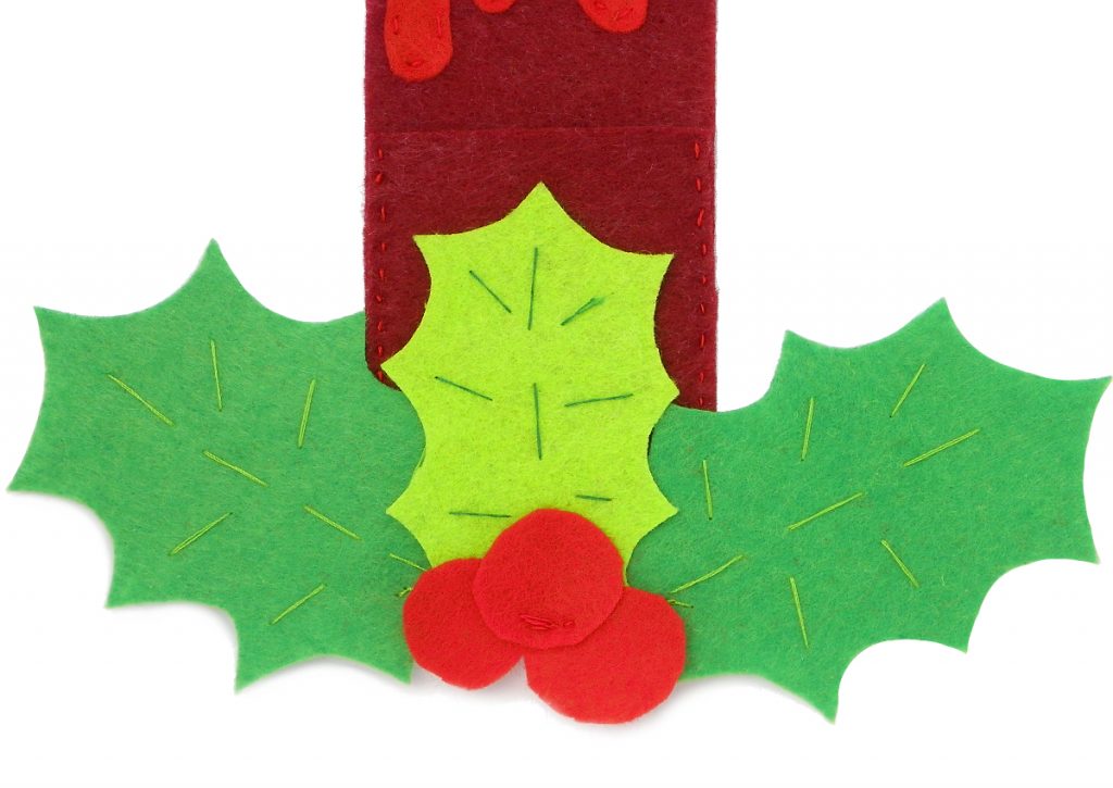 ramillete de acebo hecho con fieltro de colores para elaborar porta cubiertos navideño