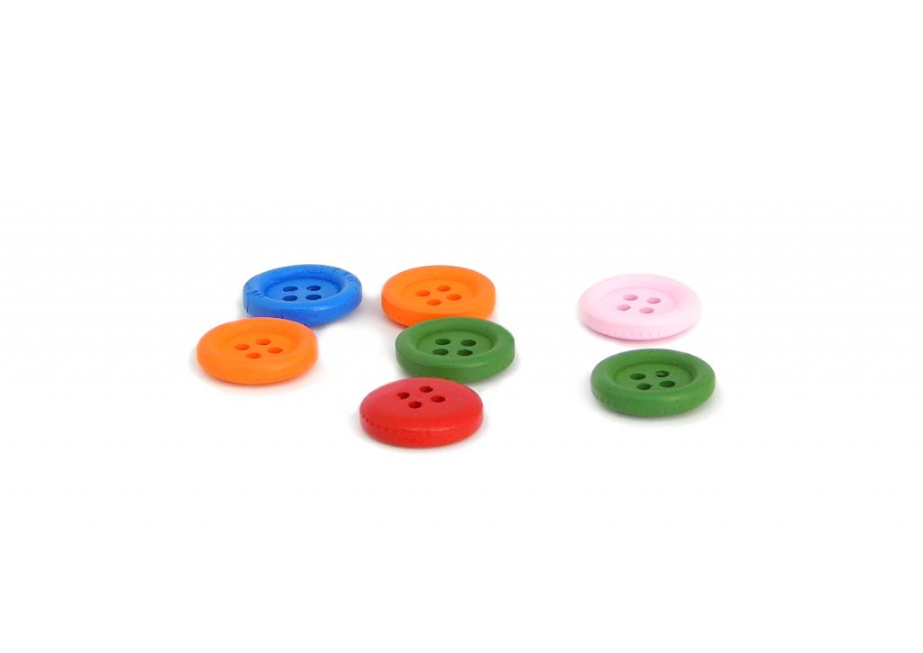 botones de colores para adornar arbol de navidad hecho con lana de colores