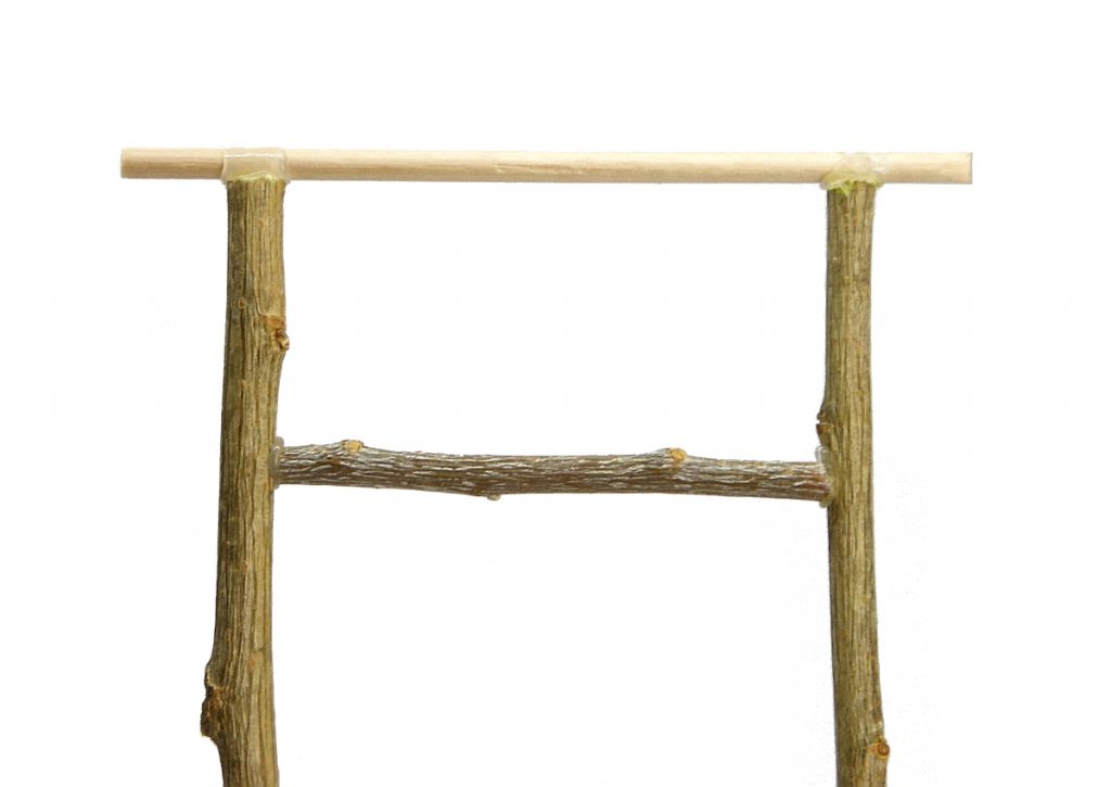 marco hecho con ramas secas para hacer tejado para el pozo en miniatura