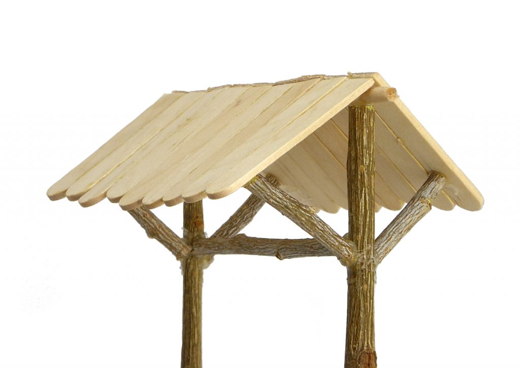 tejadillo del pozo en miniatura hecho con ramas secas y palos planos