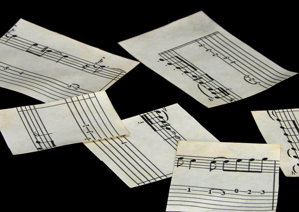 fragmentos de una partitura en papel envejecido con cafe para adornar mascara veneciana