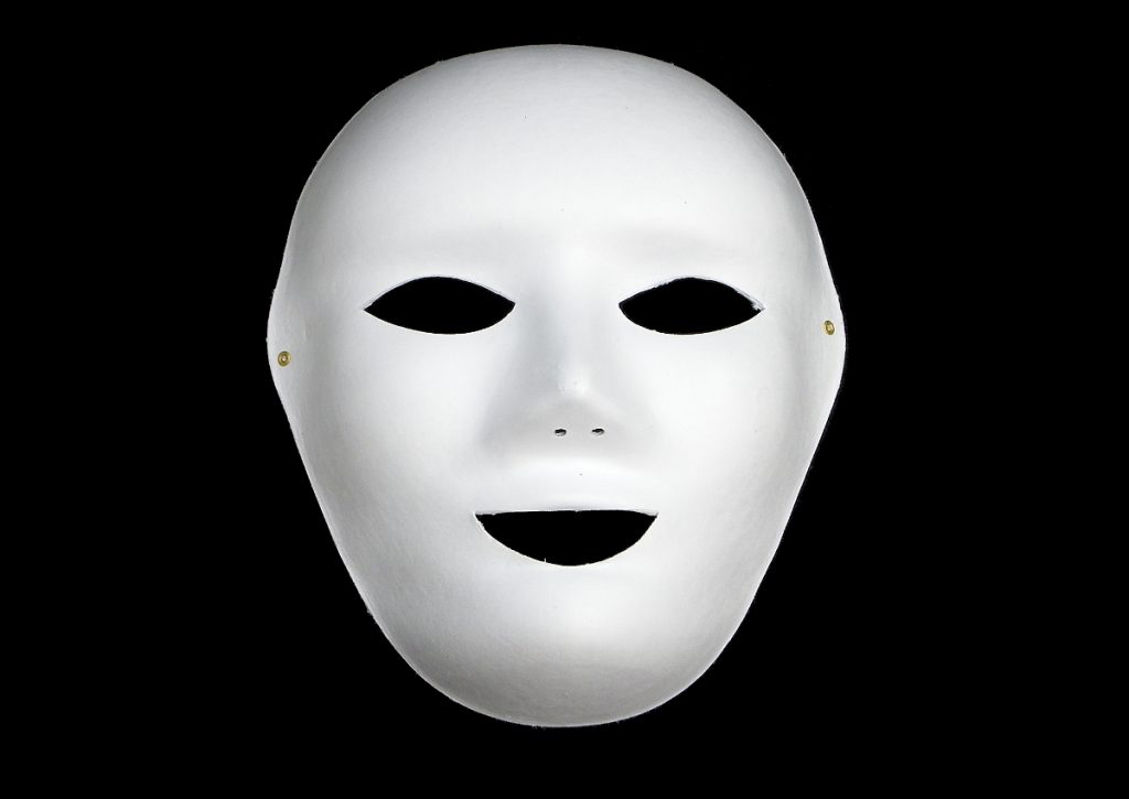 mascara en blanco hecha de pasta de papel