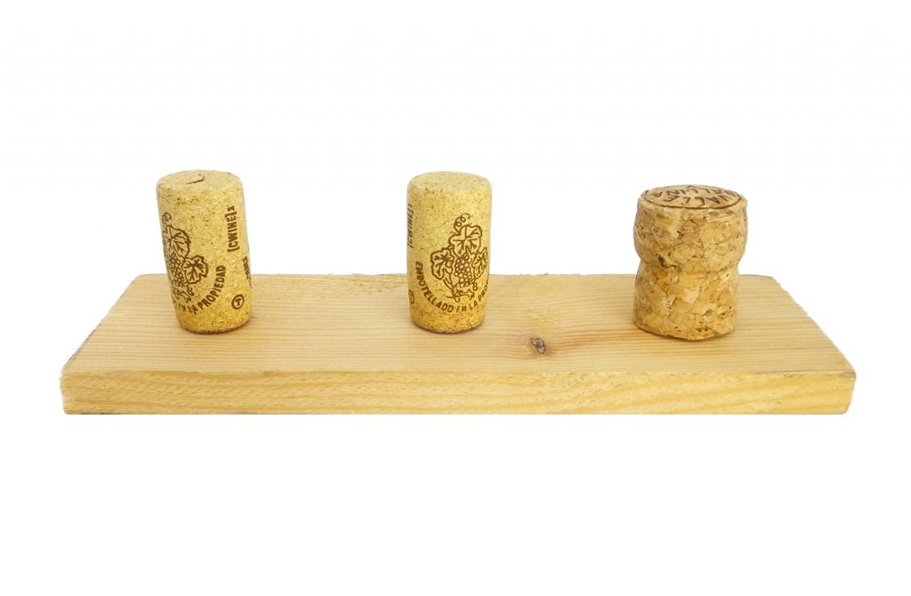 tabla de madera y tres tapones de corcho para hacer organizador de bisuteria