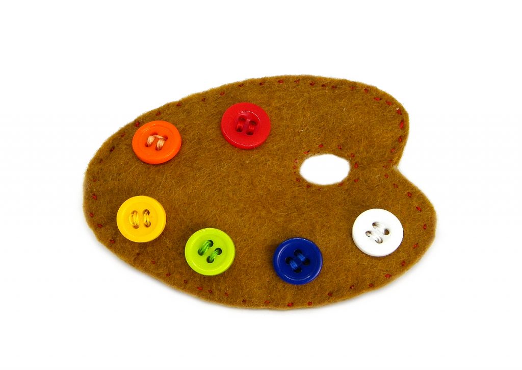 broche de fieltro y botones de colores con la forma de una paleta de pintor